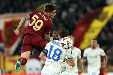 Roma, İtalya 24.10.2024: Romanlardan Nicola Zalewski, Dinamo Kiev 'den Oleksandr Andriyevskiy Uefa Avrupa Ligi 2024-2025, 3. gün, Roma' daki Olimpiyat Stadyumu 'nda AS Roman Dinamo Kiev' e karşı oynanan futbol karşılaşması.