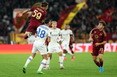 Roma, İtalya 24.10.2024: Romanlardan Nicola Zalewski, Dinamo Kiev 'den Oleksandr Andriyevskiy Uefa Avrupa Ligi 2024-2025, 3. gün, Roma' daki Olimpiyat Stadyumu 'nda AS Roman Dinamo Kiev' e karşı oynanan futbol karşılaşması.