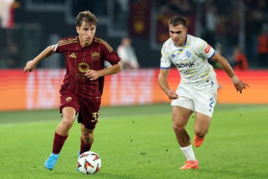 Roma, İtalya 24.10.2024: Roma 'dan Tommaso Baldanzi, Dinamo Kiev' den Kostiantyn Vivcharenko Uefa Avrupa Ligi 2024-2025, 3. gün, Roma 'daki Olimpiyat Stadyumu' nda AS Roman Dinamo Kiev 'e karşı oynanan futbol karşılaşması.