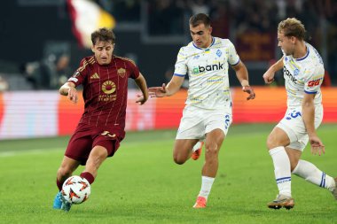 Roma, İtalya 24.10.2024: Roma 'dan Tommaso Baldanzi, Dinamo Kiev' den Kostiantyn Vivcharenko Uefa Avrupa Ligi 2024-2025, 3. gün, Roma 'daki Olimpiyat Stadyumu' nda AS Roman Dinamo Kiev 'e karşı oynanan futbol karşılaşması.