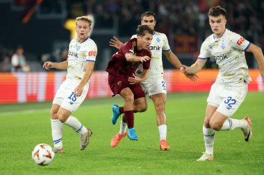 Roma, İtalya 24.10.2024: Dinamo Kiev 'den Valentyn Rubchynskyi, Uefa Avrupa Ligi 2024-2025, üçüncü gün, Roma' daki Olimpiyat Stadyumu 'nda AS Roman Dinamo Kiev' e karşı oynanan futbol karşılaşması sırasında Romanlardan Tommaso Baldanzi.