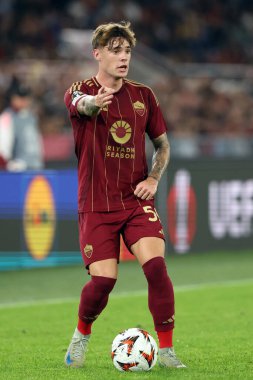 Roma, İtalya 24.10.2024: Uefa Avrupa Ligi 2024-2025, 3. gün, Roma 'daki Olimpiyat Stadyumu' nda AS Roman ve Dinamo Kiev arasındaki futbol karşılaşması sırasında Romanlardan Nicola Zalewski.