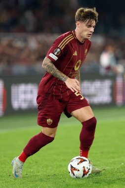 Roma, İtalya 24.10.2024: Uefa Avrupa Ligi 2024-2025, 3. gün, Roma 'daki Olimpiyat Stadyumu' nda AS Roman ve Dinamo Kiev arasındaki futbol karşılaşması sırasında Romanlardan Nicola Zalewski.