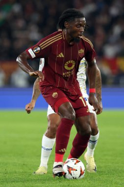Roma, İtalya 24.10.2024: Uefa Avrupa Ligi 2024-2025, 3. gün, Roma 'daki Olimpiyat Stadyumu' nda AS Roman ve Dinamo Kiev arasında oynanan futbol karşılaşması sırasında Romanlardan Manu Kone.