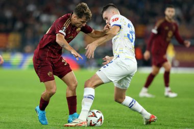 Roma, İtalya 24.10.2024: Romanlardan Tommaso Baldanzi ve Dinamo Kiev 'den Taras Mykhavko Uefa Avrupa Ligi 2024-2025, 3. gün, Roma' daki Olimpiyat Stadyumu 'nda AS Roman ve Dinamo Kiev arasındaki futbol karşılaşması.