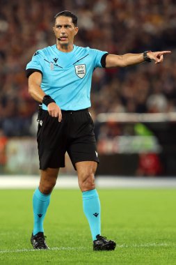 Roma, İtalya 24.10.2024: Uefa Avrupa Ligi 2024-2025, 3. gün hakem, AS Roman Dinamo Kiev ile Roma Olimpiyat Stadyumu 'nda oynanan futbol maçı.