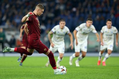 Roma, İtalya 24.10.2024: Roman Artem Dovbyk gol cezası aldı ve Uefa Avrupa Ligi 2024-2025, 3. gün, Roma 'daki Olimpiyat Stadyumu' nda AS Romanlar Dinamo Kiev 'e karşı oynanan futbol karşılaşmasında takımla birlikte kutladı..