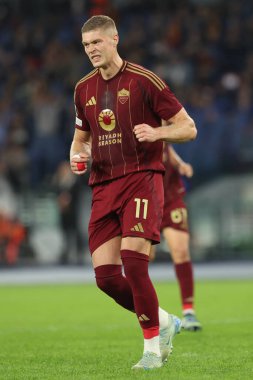 Roma, İtalya 24.10.2024: Roman Artem Dovbyk gol cezası aldı ve Uefa Avrupa Ligi 2024-2025, 3. gün, Roma 'daki Olimpiyat Stadyumu' nda AS Romanlar Dinamo Kiev 'e karşı oynanan futbol karşılaşmasında takımla birlikte kutladı..