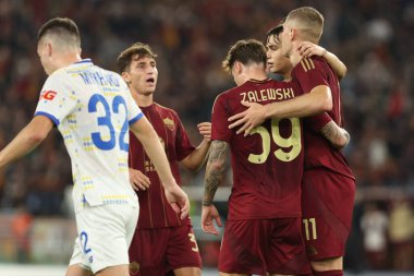 Roma, İtalya 24.10.2024: Roman Artem Dovbyk gol cezası aldı ve Uefa Avrupa Ligi 2024-2025, 3. gün, Roma 'daki Olimpiyat Stadyumu' nda AS Romanlar Dinamo Kiev 'e karşı oynanan futbol karşılaşmasında takımla birlikte kutladı..