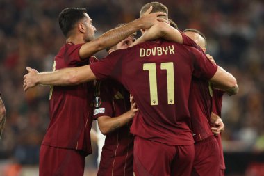 Roma, İtalya 24.10.2024: Roman Artem Dovbyk gol cezası aldı ve Uefa Avrupa Ligi 2024-2025, 3. gün, Roma 'daki Olimpiyat Stadyumu' nda AS Romanlar Dinamo Kiev 'e karşı oynanan futbol karşılaşmasında takımla birlikte kutladı..