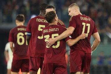 Roma, İtalya 24.10.2024: Roman Artem Dovbyk gol cezası aldı ve Uefa Avrupa Ligi 2024-2025, 3. gün, Roma 'daki Olimpiyat Stadyumu' nda AS Romanlar Dinamo Kiev 'e karşı oynanan futbol karşılaşmasında takımla birlikte kutladı..