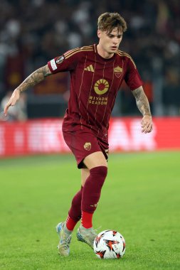 Roma, İtalya 24.10.2024: Uefa Avrupa Ligi 2024-2025, 3. gün, Roma 'daki Olimpiyat Stadyumu' nda AS Roman ve Dinamo Kiev arasındaki futbol karşılaşması sırasında Romanlardan Nicola Zalewski.