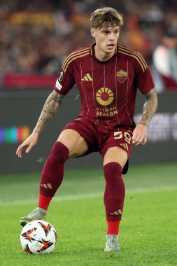 Roma, İtalya 24.10.2024: Uefa Avrupa Ligi 2024-2025, 3. gün, Roma 'daki Olimpiyat Stadyumu' nda AS Roman ve Dinamo Kiev arasındaki futbol karşılaşması sırasında Romanlardan Nicola Zalewski.