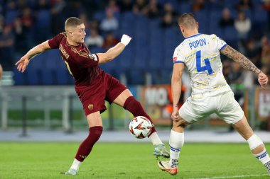 Roma, İtalya 24.10.2024: Roman Artem Dovbyk, Dinamo Kiev 'den Denys Popov, Uefa Avrupa Ligi 2024-2025, 3. gün, Roma' daki Olimpiyat Stadyumu 'nda AS Roman ve Dinamo Kiev arasındaki futbol karşılaşması.
