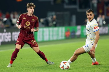 Roma, İtalya 24.10.2024: Roma 'dan Nicola Zalewski, Dinamo Kiev' den Kostiantyn Vivcharenko Uefa Avrupa Ligi 2024-2025, 3. gün, Roma 'daki Olimpiyat Stadyumu' nda AS Roman Dinamo Kiev 'e karşı oynanan futbol karşılaşması.