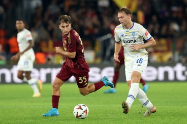 Roma, İtalya 24.10.2024: Roma 'dan Tommaso Baldanzi, Dinamo Kiev' den Valentyn Rubchynskyi Uefa Avrupa Ligi 2024-2025, 3. gün, Roma 'daki Olimpiyat Stadyumu' nda AS Roman Dinamo Kiev 'e karşı oynanan futbol karşılaşması.