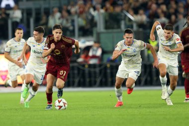 Roma, İtalya 24.10.2024: Roma 'dan Niccolo Pisilli, Dinamo Kiev' den Oleksandr Tymchyk, Uefa Avrupa Ligi 2024-2025, 3. gün, Roma 'daki Olimpiyat Stadyumu' nda AS Roman Dinamo Kiev 'e karşı oynanan futbol karşılaşması..