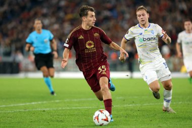 Roma, İtalya 24.10.2024: Roma 'dan Tommaso Baldanzi, Dinamo Kiev' den Valentyn Rubchynskyi Uefa Avrupa Ligi 2024-2025, 3. gün, Roma 'daki Olimpiyat Stadyumu' nda AS Roman Dinamo Kiev 'e karşı oynanan futbol karşılaşması.