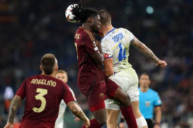 Roma, İtalya 24.10.2024: Dinamo Kiev 'den Denys Popov, Uefa Avrupa Ligi 2024-2025, 3. gün, Roma' daki Olimpiyat Stadyumu 'nda AS Romanlar Dinamo Kiev' e karşı oynanan futbol karşılaşması sırasında Roman Manu Kone..