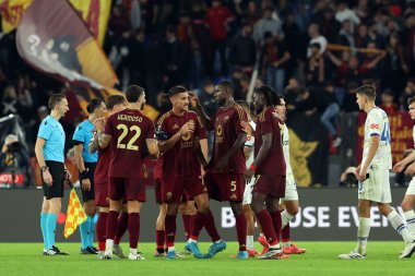 Roma, İtalya 24.10.2024: Romanlardan Lorenzo Pellegrini ve Romanlardan Mario Hermoso, Uefa Avrupa Ligi 2024-2025, 3. gün, Roma 'daki Olimpiyat Stadyumu' nda AS Romanlar Dinamo Kiev 'e karşı oynanan futbol karşılaşmasının zaferini kutladılar..