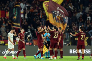 Roma, İtalya 24.10.2024: Romanlardan Lorenzo Pellegrini ve Romanlardan Mario Hermoso, Uefa Avrupa Ligi 2024-2025, 3. gün, Roma 'daki Olimpiyat Stadyumu' nda AS Romanlar Dinamo Kiev 'e karşı oynanan futbol karşılaşmasının zaferini kutladılar..