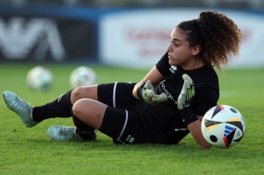 Roma, İtalya 24.10.2024: Maltalı Patricia Ebejer Uefa Avrupa Ligi 2024-2025, 3. gün, Roma 'daki Olimpiyat Stadyumu' nda AS Roman ve Dinamo Kiev arasında oynanan futbol karşılaşmasında ısındı.