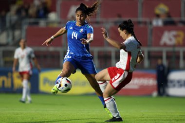 Roma, İtalya 25.10.2024: İtalyan Chiara Beccari ve Malta 'lı Alisha Cassar, İtalya ile Malta arasında 25 Ekim 2024' te İtalya 'nın başkenti Roma' da oynanan Stadyum Tre Fontane 'de oynanan Uluslararası Dost Kadınlar karşılaşmasında