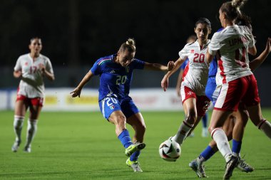 Roma, İtalya 25.10.2024: İtalya 'dan Giada Greggi, Malta' dan Nicole Sciberras İtalya ile Malta arasında 25 Ekim 2024 'te İtalya' nın başkenti Roma 'da oynanan Stadyum Tre Fontane' de oynanan Uluslararası Dost Kadın karşılaşmasında