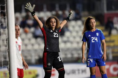 Roma, İtalya 25.10.2024: Malta 'dan Patricia Ebejer, İtalya' dan Maria Luisa Filangeri İtalya ile Malta arasında 25 Ekim 2024 'te İtalya' nın başkenti Roma 'da oynanan Stadyum Tre Fontane' de oynanan Uluslararası Dost Kadın karşılaşmasında