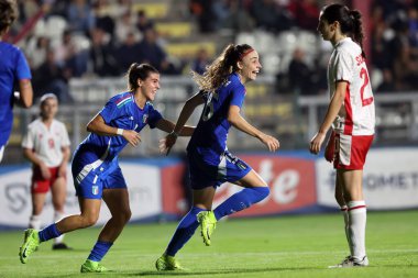 Roma, İtalya 25.10.2024: İtalyan Benedetta Glionna 25 Ekim 2024 'te İtalya' nın başkenti Roma 'da oynanan Stadio Tre Fontane' de oynanan Uluslararası Dost Kadın karşılaşmasında golü attı ve takımla birlikte kutladı.