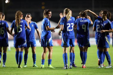 Roma, İtalya 25.10.2024: İtalyan Valentina Giacinti ve İtalyan Eleonora Goldoni, İtalya ile Malta arasında 25 Ekim 2024 'te İtalya' nın başkenti Roma 'da oynanan Stadio Tre Fontane' de oynanan Uluslararası Dost Kadın karşılaşmasında golü kutladılar.