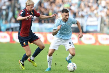 Roma, İtalya 27.10.2024: Cenova 'dan Morten Thorsby, İtalya' dan Mario Gila İtalya 'dan Serie A Enilive 2024-2025 karşılaşması sırasında Roma' daki Stadio Olimpico 'da SS Lazio' ya karşı Genoa FC maçı, 27 Ekim 2024.