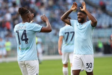 Roma, İtalya 27.10.2024: Lazio 'lu Nuno Tavares, Lazio' lu Tijjani Noslin golü attı ve 27 Ekim 'de Roma' daki Stadio Olimpico 'da oynanan SS Lazio' ya karşı 2024-2025 karşılaşmasında İtalya 'nın Serie A Enilive 2025 takımı ile kutlama yaptı.