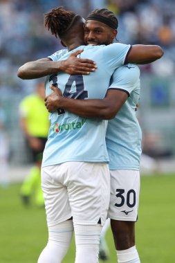Roma, İtalya 27.10.2024: Lazio 'lu Nuno Tavares, Lazio' lu Tijjani Noslin golü attı ve 27 Ekim 'de Roma' daki Stadio Olimpico 'da oynanan SS Lazio' ya karşı 2024-2025 karşılaşmasında İtalya 'nın Serie A Enilive 2025 takımı ile kutlama yaptı.