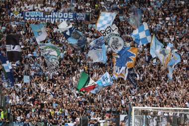 Roma, İtalya 27.10.2024: İtalyan futbol şampiyonası sırasındaki tembel taraftarlar Serie A Enilive 2024-2025 karşılaşmasında bayraklar, 27 Ekim 2024 'te Roma' daki Stadio Olimpico 'da SS Lazio - Genoa FC karşılaşması.