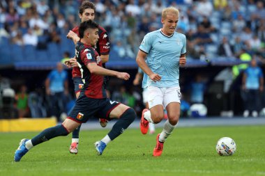 Roma, İtalya 27.10.2024: Genoa 'dan Johan Vasquez, Lazio' dan Gustav Isaksen İtalyan futbol şampiyonası Serie A Enilive 2024-2025 karşılaşmasında SS Lazio - Genoa FC maçı 27 Ekim 2024 'de Roma' da Stadio Olimpico 'da yapıldı..