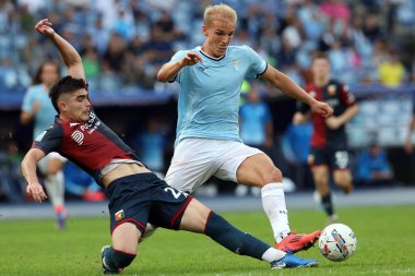 Roma, İtalya 27.10.2024: Genoa 'dan Johan Vasquez, Lazio' dan Gustav Isaksen İtalyan futbol şampiyonası Serie A Enilive 2024-2025 karşılaşmasında SS Lazio - Genoa FC maçı 27 Ekim 2024 'de Roma' da Stadio Olimpico 'da yapıldı..