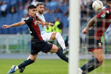 Roma, İtalya 27.10.2024: Genoa 'dan Johan Vasquez, Lazio' dan Taty Castellanos İtalyan futbol şampiyonası Serie A Enilive 2024-2025 karşılaşmasında SS Lazio - Genoa FC maçı 27 Ekim 2024 'de Roma' daki Stadio Olimpico 'da yapıldı..