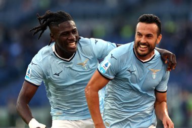 Roma, İtalya 27.10.2024: Lazio 'lu Loum Tchaouna, Lazio' lu Pedro, İtalya futbol şampiyonası Serie A Enilive 2024-2025 karşılaşmasında golü attı ve 27 Ekim 2024 'te Roma' daki Stadio Olimpico 'da SS Lazio' ya karşı Cenova FC karşılaşmasını takımla kutladı..