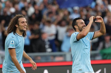 Roma, İtalya 27.10.2024: Lazio 'lu Matteo Guendouzi, Lazio' lu Pedro golü attı ve İtalya futbol şampiyonası Serie A Enilive 2024-2025 karşılaşmasında takımla birlikte kutladı..