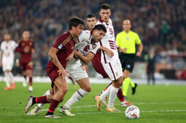 Roma, İtalya 31.10.2024: Roma 'dan Paulo Dybala, İtalya' dan Torino 'dan Maripan İtalya' dan Serie A Enilive 2024-2025 karşılaşmasında Roma 'dan Torino Fc' ye karşı 31 Ekim 2024 'de Roma' daki Stadio Olimpico 'da oynanan karşılaşma..