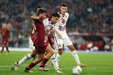 Roma, İtalya 31.10.2024: Roma 'dan Paulo Dybala, İtalya' dan Torino 'dan Maripan İtalya' dan Serie A Enilive 2024-2025 karşılaşmasında Roma 'dan Torino Fc' ye karşı 31 Ekim 2024 'de Roma' daki Stadio Olimpico 'da oynanan karşılaşma..