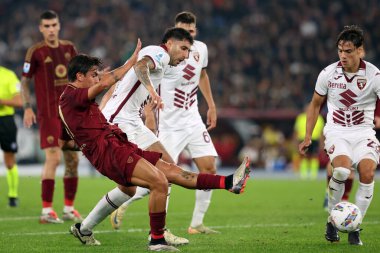 Roma, İtalya 31.10.2024: Roma 'dan Paulo Dybala, İtalya' dan Torino 'dan Maripan İtalya' dan Serie A Enilive 2024-2025 karşılaşmasında Roma 'dan Torino Fc' ye karşı 31 Ekim 2024 'de Roma' daki Stadio Olimpico 'da oynanan karşılaşma..