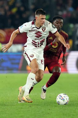 Roma, İtalya 31.10.2024: Torino 'dan Gvidas Gineitis, İtalya futbol şampiyonluğu sırasında Roma' dan Manu Kone Serie A Enilive 2025 Roma-Torino Fc maçında 31 Ekim 2024 'te Roma' daki Stadio Olimpico 'da.