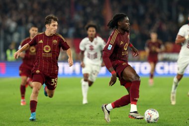 Roma, İtalya 31.10.2024: Roma 'dan Tommaso Baldanzi, İtalya' dan Manu Kone İtalya futbol şampiyonası sırasında Serie A Enilive 2024-2025 AS Roma 'dan Torino Fc' ye karşı 31 Ekim 2024 'te Roma' daki Stadio Olimpico 'da oynanan karşılaşma..