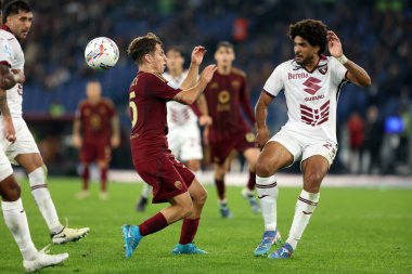Roma, İtalya 31.10.2024: Roma 'dan Tommaso Baldanzi, İtalya futbol şampiyonası sırasında Torino' dan Saul Coco Serie A Enilive 2024-2025 Roma-Torino Fc maçında 31 Ekim 2024 'te Roma' daki Stadio Olimpico 'da AS Roma-Torino Fc karşılaşması.