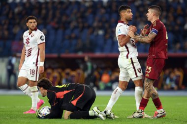 Roma, İtalya 31.10.2024: Torino 'dan Adam Masina, İtalya futbol şampiyonası sırasında Roma' dan Gianluca Mancini Serie A Enilive 2024-2025 karşılaşmasında AS Roma 'dan Torino Fc' ye karşı 31 Ekim 2024 'de Roma' daki Stadio Olimpico 'da oynanan karşılaşma..