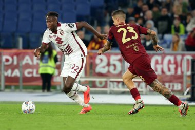 Roma, İtalya 31.10.2024: Torino 'lu Alieu Njie, İtalyan futbol şampiyonası sırasında Roma' dan Gianluca Mancini Serie A Enilive 2024-2025 maçında AS Roma, Torino Fc 'ye karşı 31 Ekim 2024' de Roma 'daki Stadio Olimpico' da oynanan karşılaşma..
