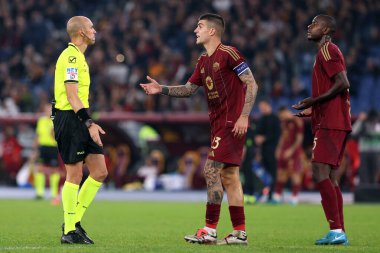 Roma, İtalya 31.10.2024: Roma 'dan Michael Fabbri, Roma' dan Gianluca Mancini, İtalya 'dan Evan Ndicka İtalyan futbol şampiyonası Serie A Enilive 2024-2025 karşılaşmasında Roma' dan Evan Ndicka, 31 Ekim 2024 'de Roma' daki Stadio Olimpico 'da AS Romanlar Torino Fc' ye karşı..