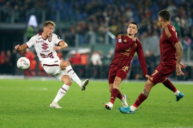 Roma, İtalya 31.10.2024: Torino 'dan Mergim Vojvoda, İtalya futbol şampiyonluğu sırasında Roma' dan Enzo Le Fee Serie A Enilive 2025 karşılaşmasında AS Roma 'dan Torino Fc' ye karşı 31 Ekim 2024 'de Roma' daki Stadio Olimpico 'da oynanan karşılaşma..